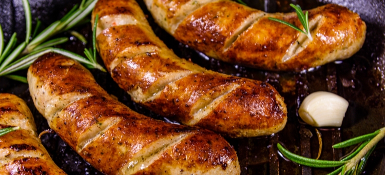 Knackig gebräunte und herrlich gewürzte Bratwürste zur Feier des Bratwursttags.
