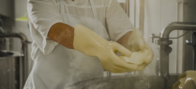 Foodbekleidung bei der Arbeit – schützt Lebensmittel und Fachkräfte