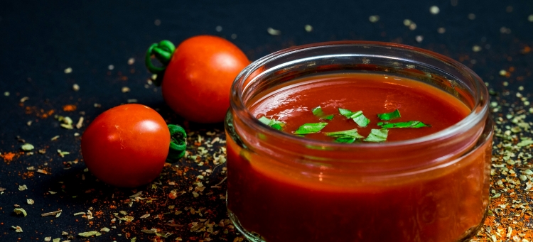 Eine Portion Ketchup im Glas – ein allseits beliebter Klassiker