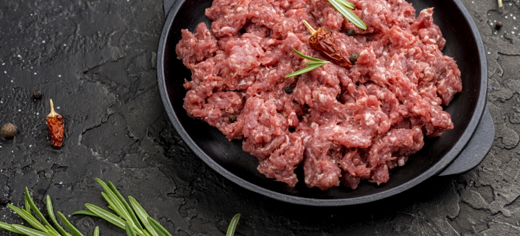 Mett zum Welt-Mettbrötchen-Tag – angerichtet in einer Schale mit Gewürzen und Kräutern